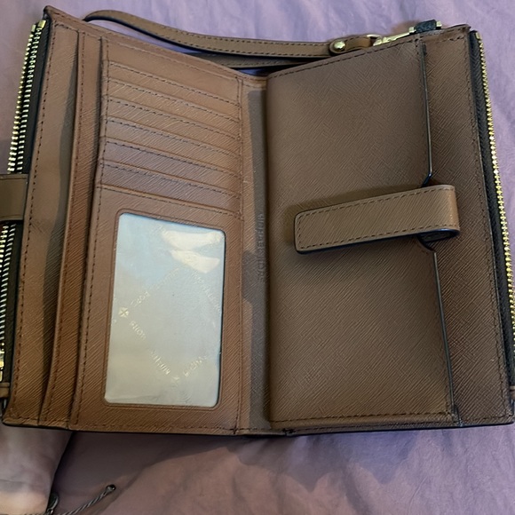 Micheal Kors Wristlet - Picture 2 of 3